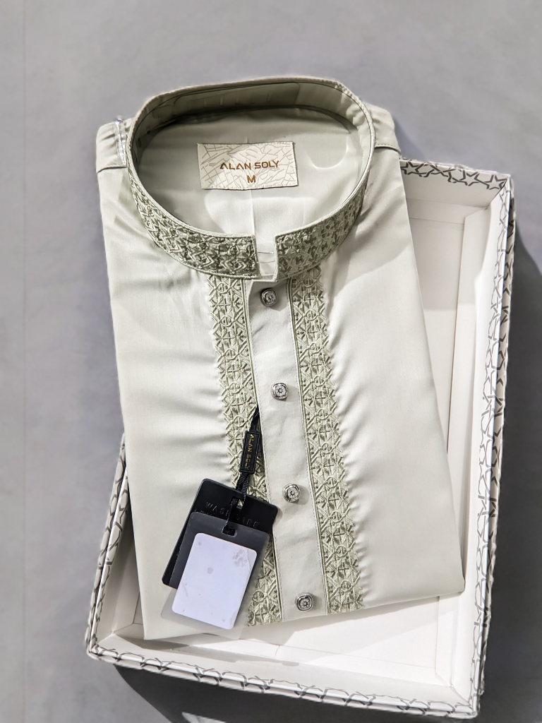 মিনিমাল কলার ডিজাইনসহ সলিড অফ-হোয়াইট পুরুষদের পাঞ্জাবি