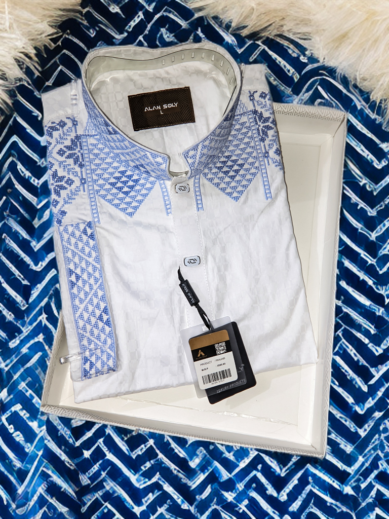 নীল এমব্রয়ডারিসহ অফ-হোয়াইট পুরুষদের পাঞ্জাবি